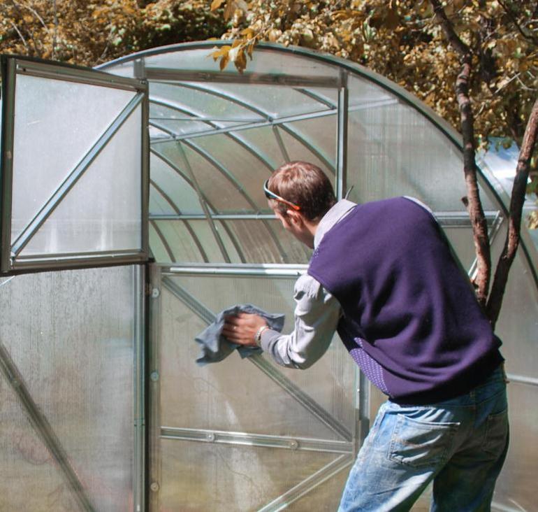 Behandlung eines Polycarbonat-Gewächshauses im Herbst
