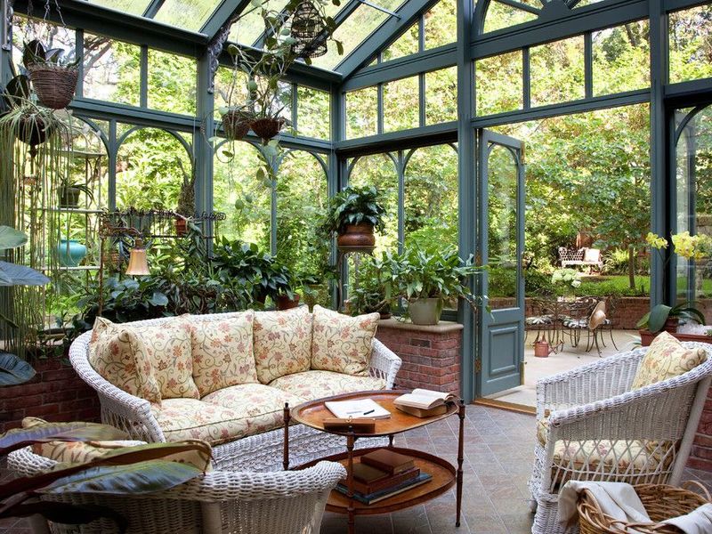 Ein Zimmer mit Blumen im Haus