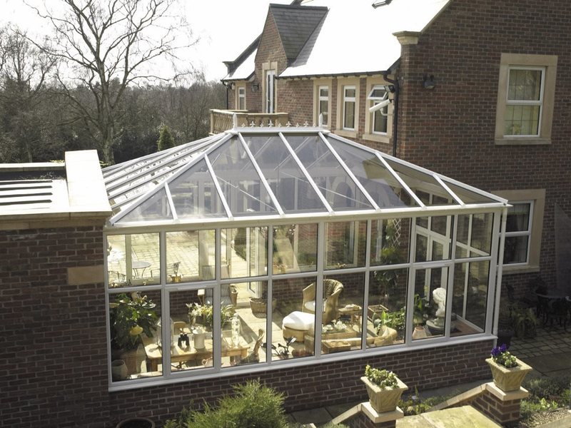 Ein an das Haus angebauter Wintergarten
