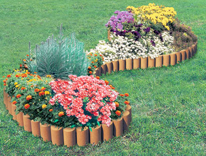 ein aus Baumstümpfen angelegtes Blumenbeet in der Datscha