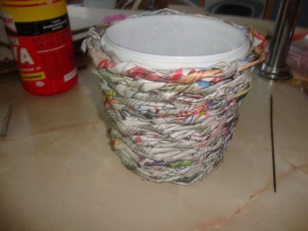 Decorando un cubo de mayonesa