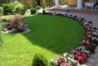 des parterres de fleurs, dont les formes déterminent l'aspect de l'ensemble du site
