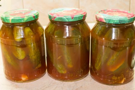 Eingelegte Gurken mit Chili-Ketchup im Glas für den Winter