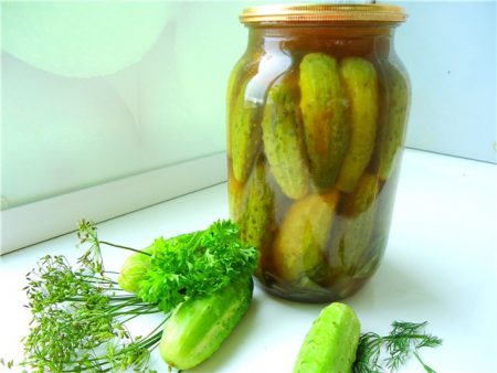 Gurken mit Chili-Ketchup für den Winter in Ein-Liter-Gläsern