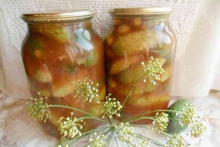 Gurken mit Chili-Ketchup für den Winter in Ein-Liter-Gläsern