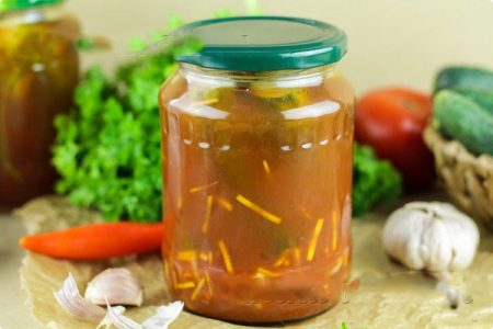 Gurken mit Chili-Ketchup für den Winter in Ein-Liter-Gläsern