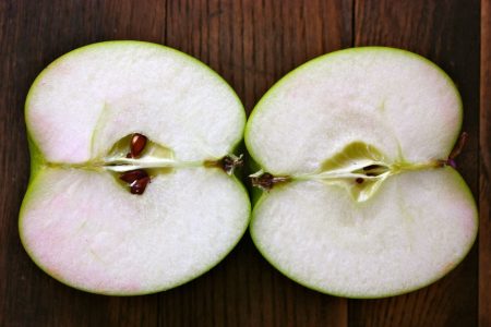 ein heldenhafter Apfel in einem Schnitt