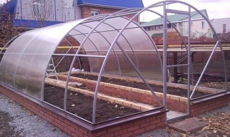Serre en polycarbonate à faire soi-même : conception à l’aide de tubes profilés