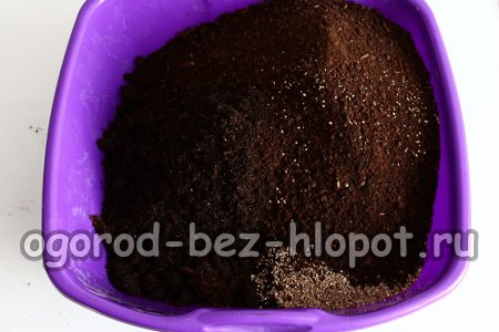Dem Erdgemisch Wurmkompost hinzufügen