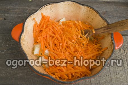 добавете морковите към лука