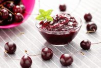 Una deliziosa ricetta per la marmellata di ciliegie con noccioli per l'inverno