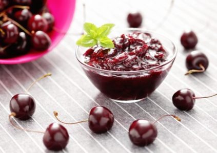 Μια νόστιμη συνταγή για μαρμελάδα κεράσι με κουκούτσια για το χειμώνα