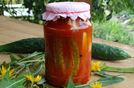 Un barattolo di cetrioli in salsa di pomodoro