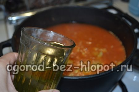 Gieße das Öl hinein.