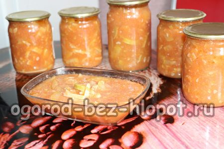 Zucchini in Tomatensoße im Glas