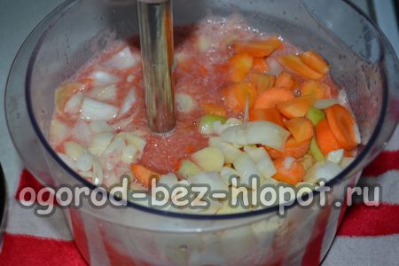 Gemüsestücke im Mixer