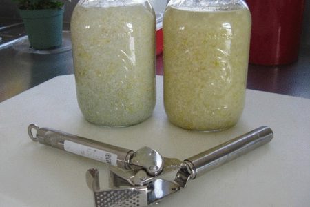Behandlung mit Knoblauchaufguss