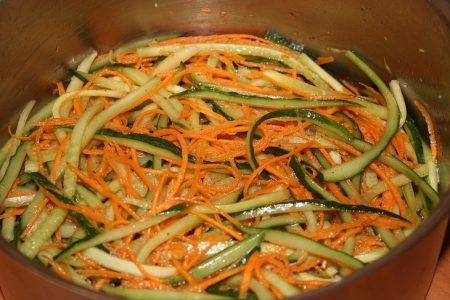 kış için salatalık ve havuç salatası