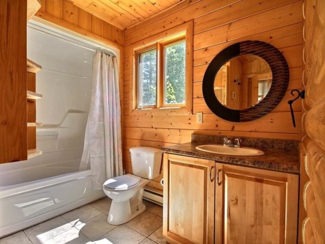 Salle de bain dans une maison en bois