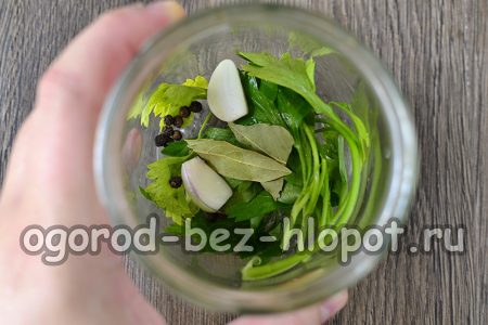 Gewürze in Gläser abfüllen