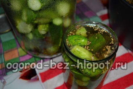 Изсипете маринатата върху краставиците