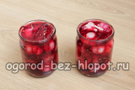 Слагам чесън и настъргано цвекло в подготвени буркани и ги заливам със саламура