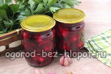 Увивам бурканите с чесън в одеяло и ги оставям, докато изстинат напълно.
