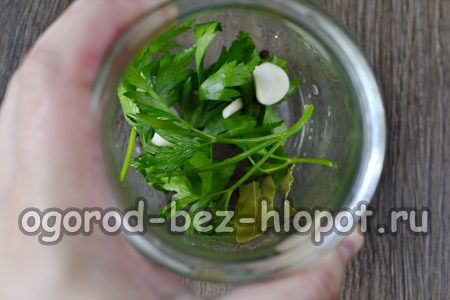 emballer les épices dans un bocal