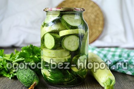 un bocal de légumes marinés