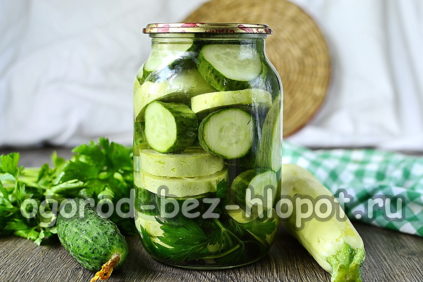 Concombres marinés aux courgettes