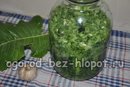 продължаване на подреждането на краставици и краставична маса