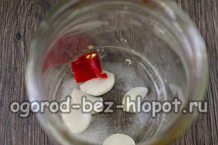 Mettez l'ail et le piment fort dans un bocal.