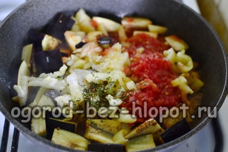 προσθέτοντας πιπέρι και σκόρδο