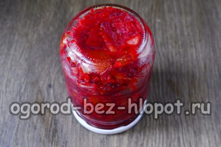 Cerramos los frascos con ensalada.