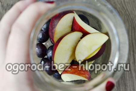 μεταφέρετε τα φρούτα σε ένα βάζο