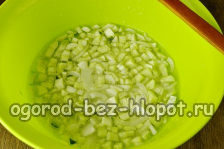 Die Schüssel mit dem Gemüse herausnehmen