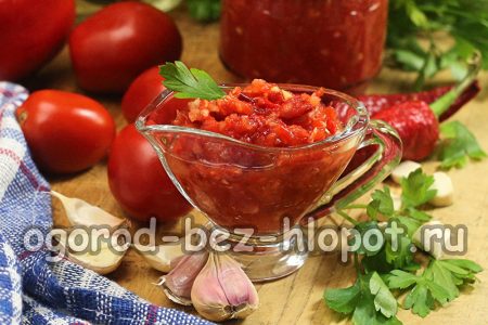 Fertige Adjika aus Meerrettich und Knoblauch
