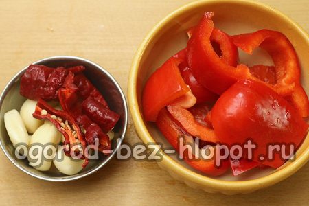 Paprika und Knoblauch vorbereiten