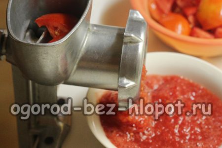 Scrollen Sie durch die Tomaten