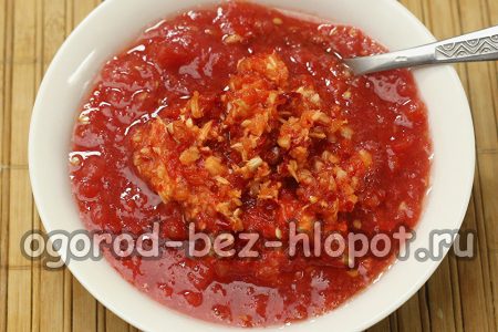 Füge Meerrettich und Knoblauch zu den Tomaten hinzu.