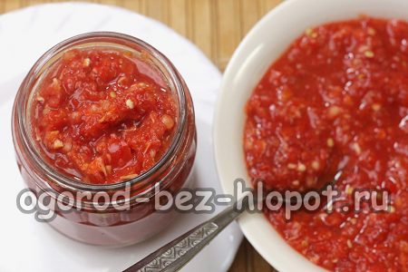 Die Adjika in Gläser füllen