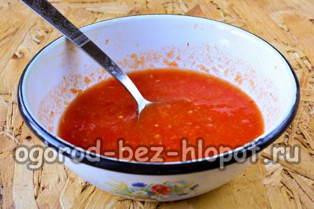 Πλένουμε τις ντομάτες και τις περνάμε από ένα μύλο κρέατος.