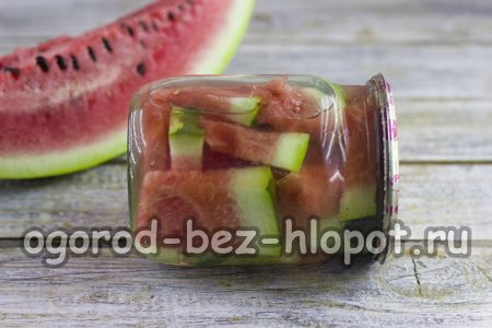 ein Glas gesalzene Wassermelone