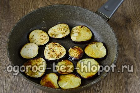 Die Auberginen braten