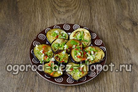 Auberginen mit Dressing vermengen