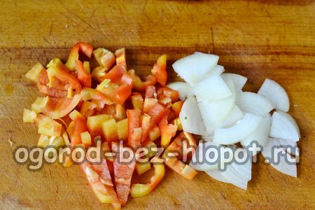 Paprika und Zwiebel klein schneiden
