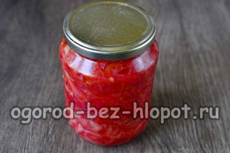 Den Borschtsch in Gläser füllen