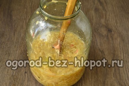 Äpfel in das Glas geben