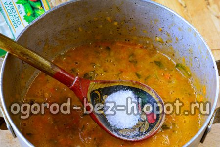 Ajoutez le sel et le sucre, puis portez le mélange de légumes à ébullition.