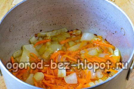 Faire mijoter les oignons et les carottes dans une casserole avec de l'huile.